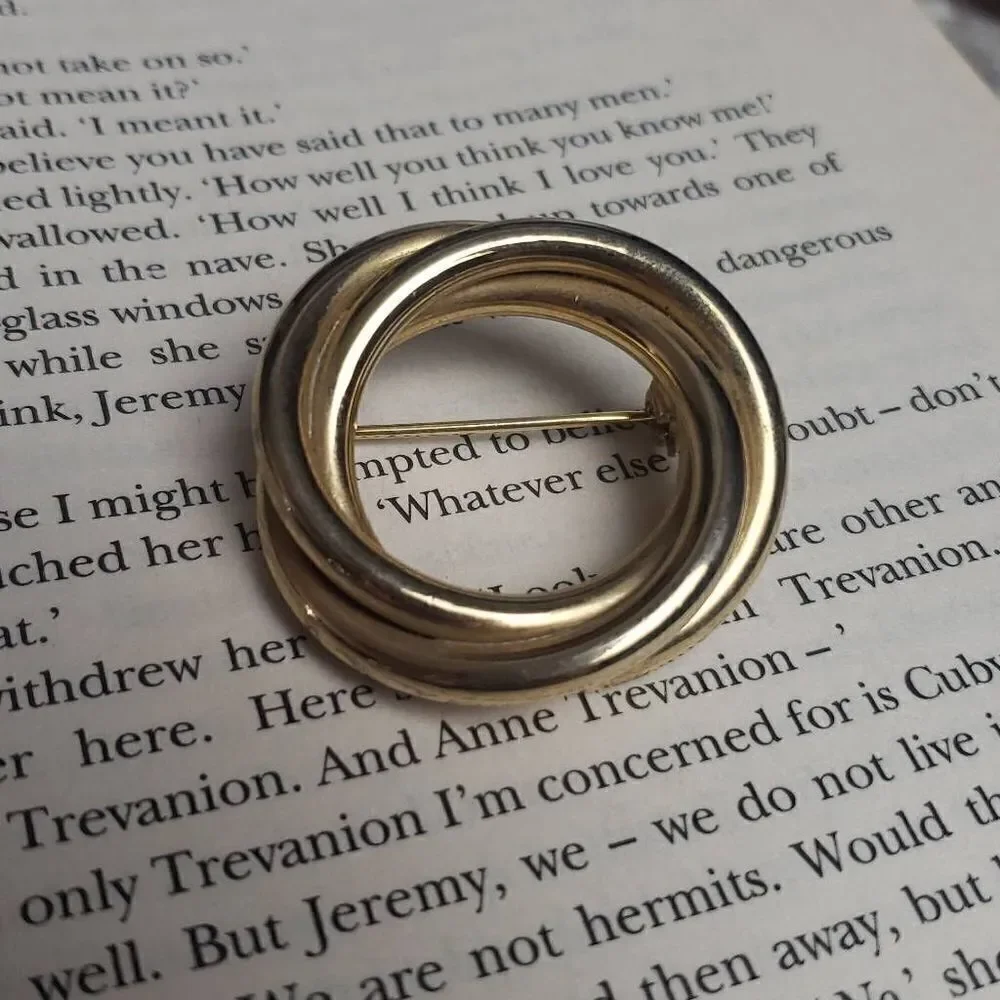 Vintage Twisted Gold Circle Brooche